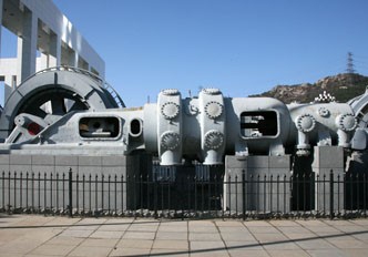 1955年大化產中國第一臺122噸氮氣壓縮機