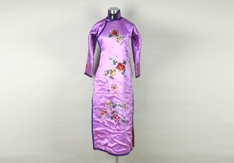 民國花卉紋刺繡藍邊紫緞棉旗袍