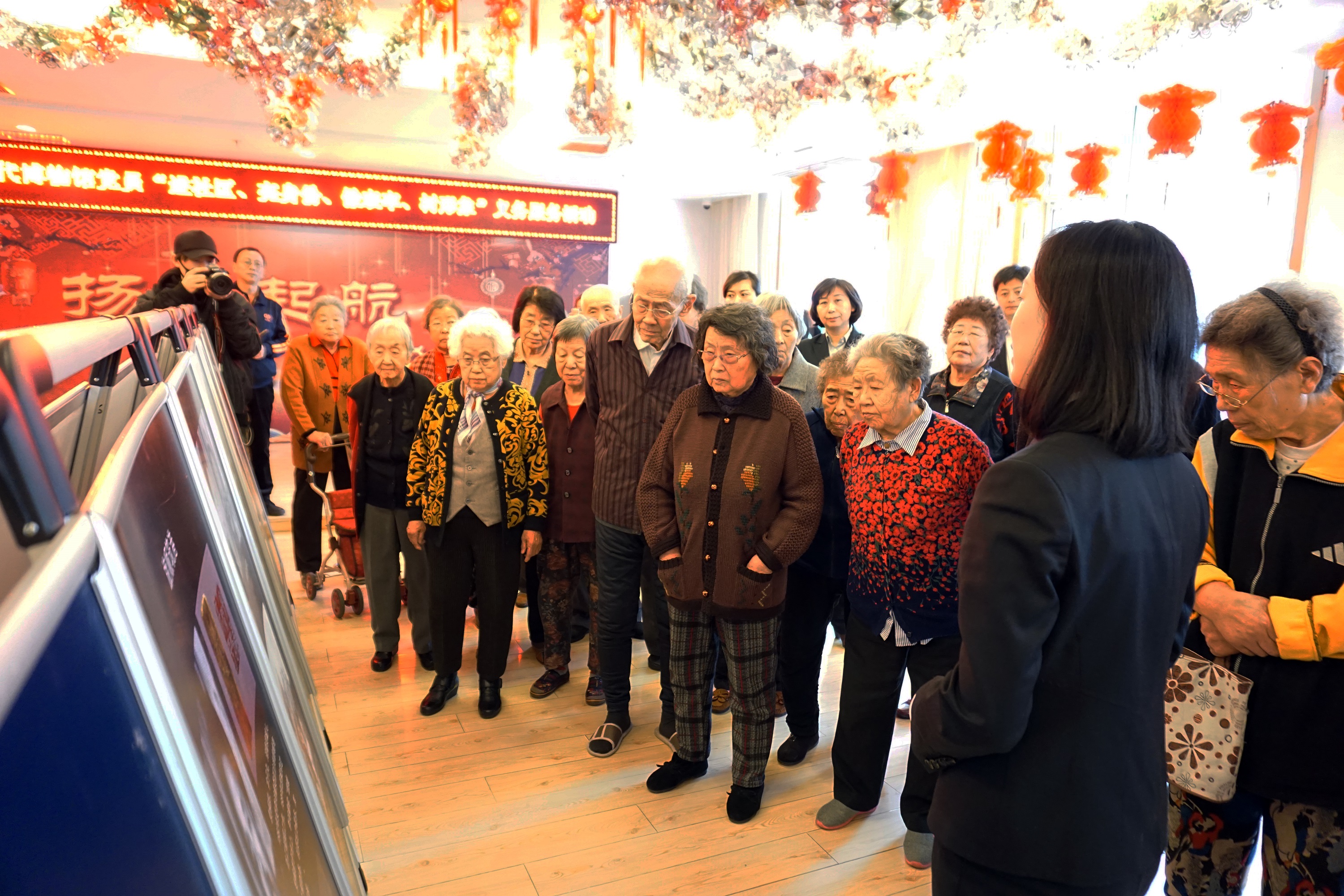 黨員干部“進社區、亮身份、做表率、樹形象”義務服務活動 2.JPG
