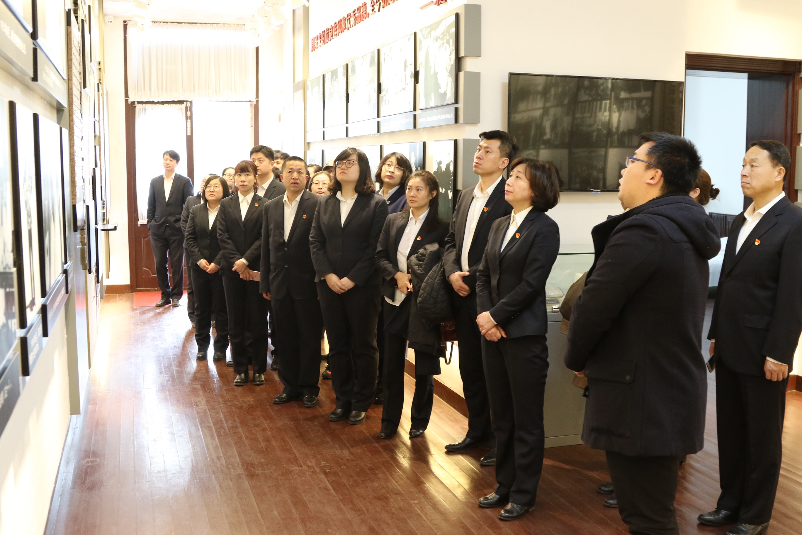 參觀“周恩來總理在大連”紀念展室2.JPG