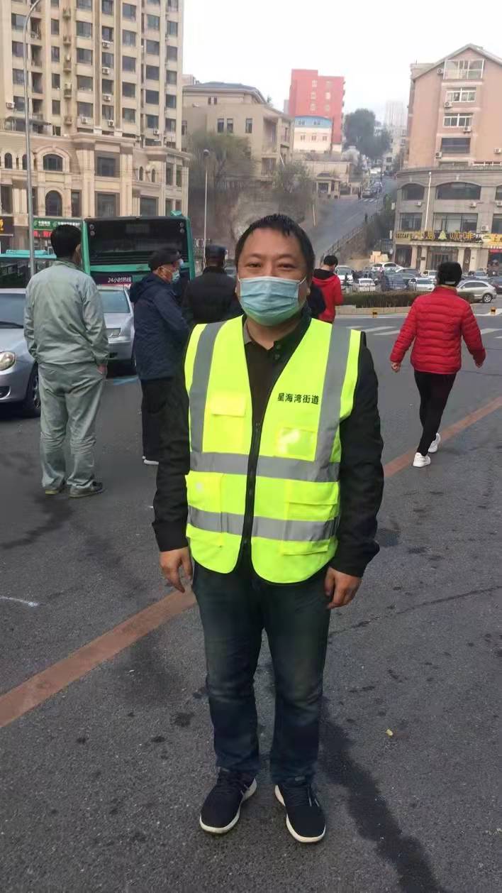 01  11月17日，我館黨員姜國梁在星海灣蓮花街道參加了第四次全市核酸檢測的志愿服務，協助社區維護秩序。.jpg
